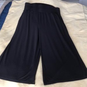 Women wide leg pants.2 packets in front.Smoke free home. Very comfortable.